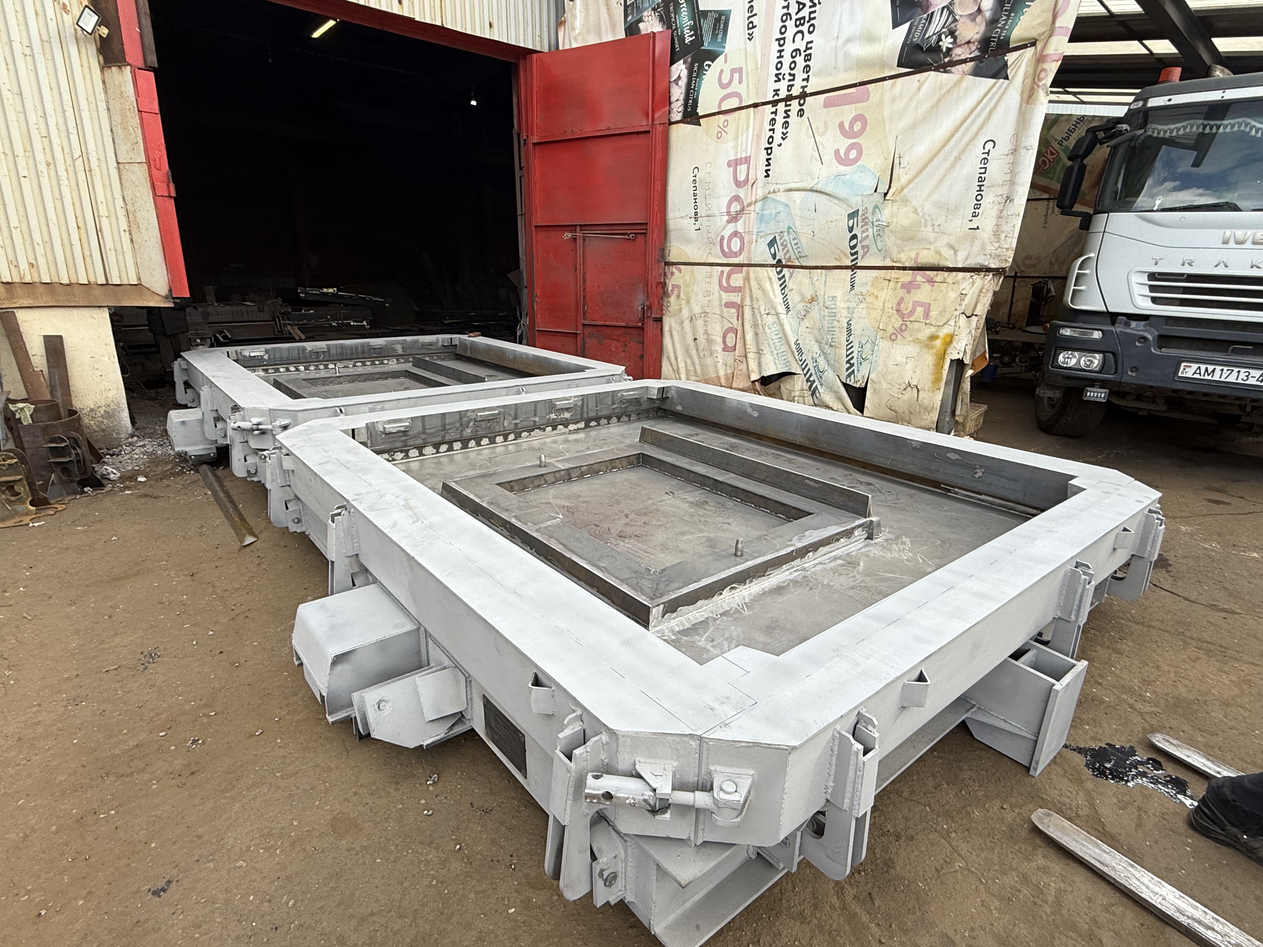 Форма стеновых панелей на поддоне вагонетки